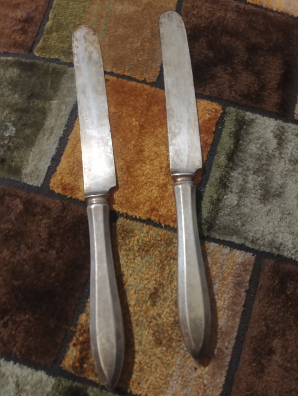 Vintage silver-plated or metal flatware knives